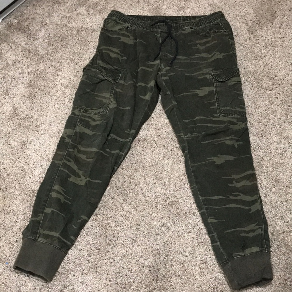 Men’s AMERICAN RAG Camo Cargo Joggers Medium
